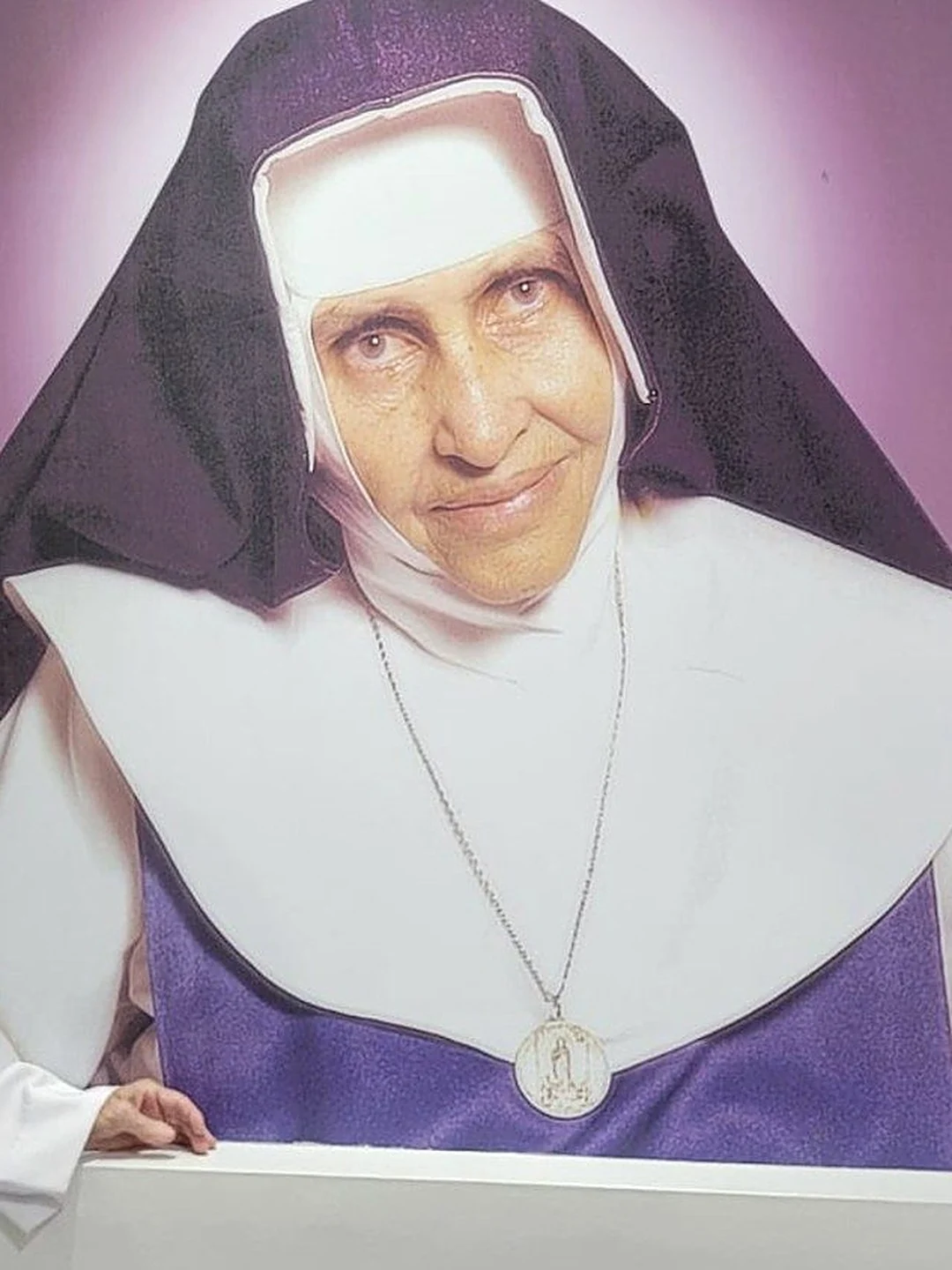 Quebraram a santa. O que ela faria?