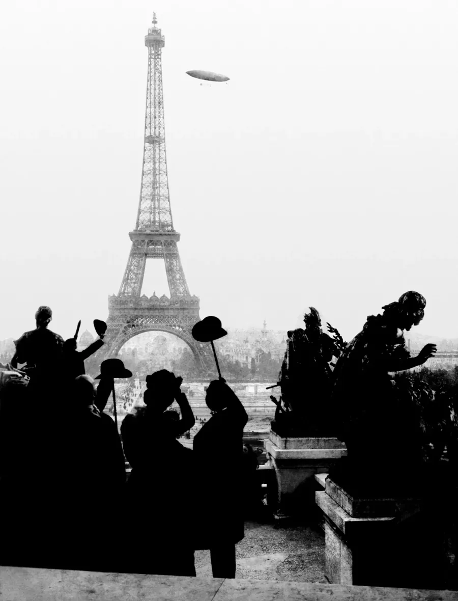 O dirigível nº 6 contorna a Torre Eiffel, em 1901. Foto: acervo do Museu Paulista da USP, domínio público