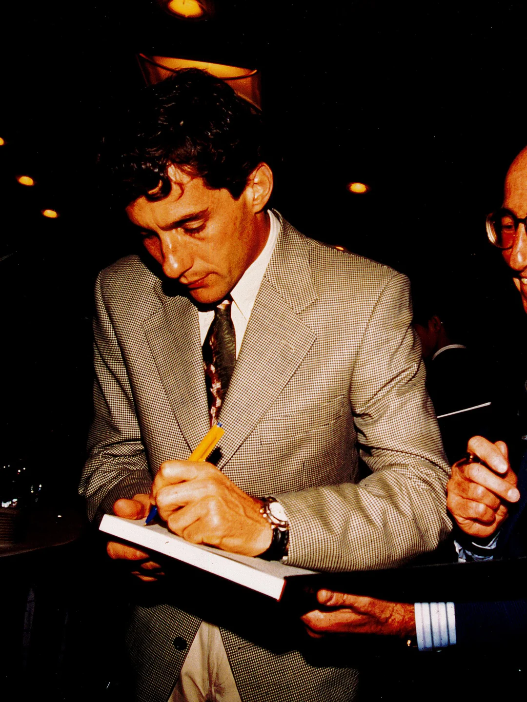 Senna foi vender tijolo
