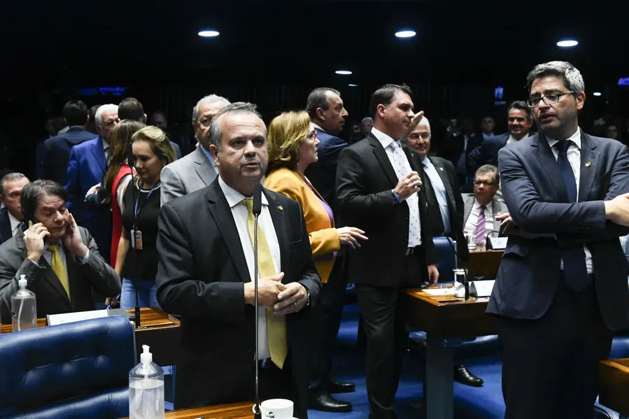 Rogério Marinho, ao centro, no plenário do Senado, em 2023. Foto: Agência Senado, via Wikimedia Commons, CC BY 2.0