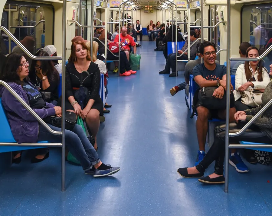 Interior de um vagão do metrô de São Paulo. Foto: Wikimedia Commons, CC BY-SA 4.0
