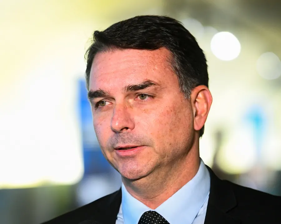 Flávio Bolsonaro em entrevista, em junho de 2025. Foto: Agência Senado, via Wikimedia Commons, CC BY 4.0