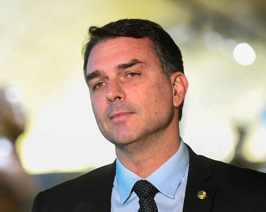 Flávio Bolsonaro em entrevista, em junho de 2025. Foto: Agência Senado, via Wikimedia Commons, CC BY 4.0