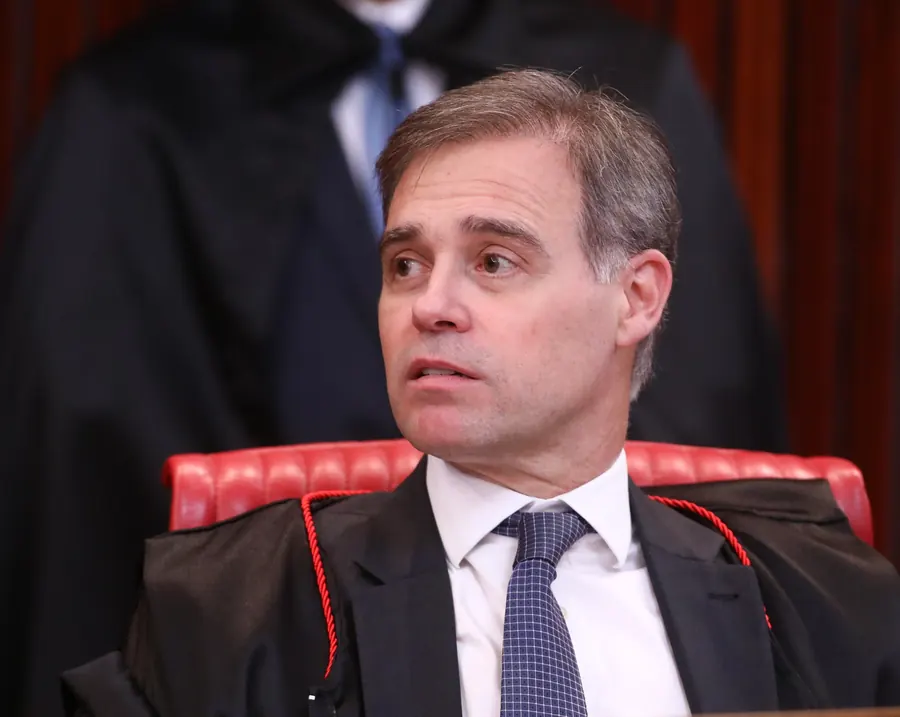 André Mendonça no TSE, em 2025. Foto: TSE, via Wikimedia Commons, domínio público